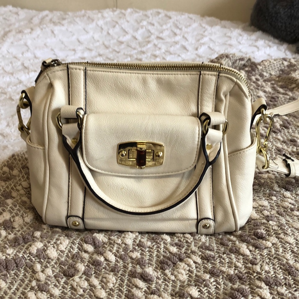 Adorable White/Gold Purse!